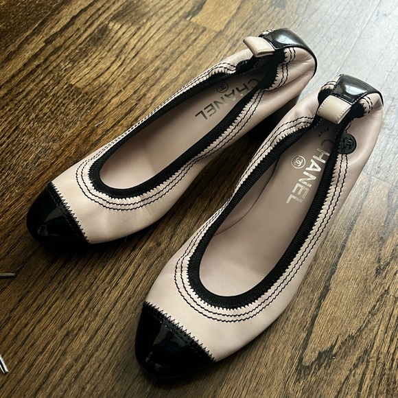 Chanel Beige/Black Leather and Patent Cc Cap Toe Ballet Heels - Picture 3 of 11